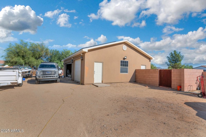 8406 W Williams Rd-large-042-041-8406 W