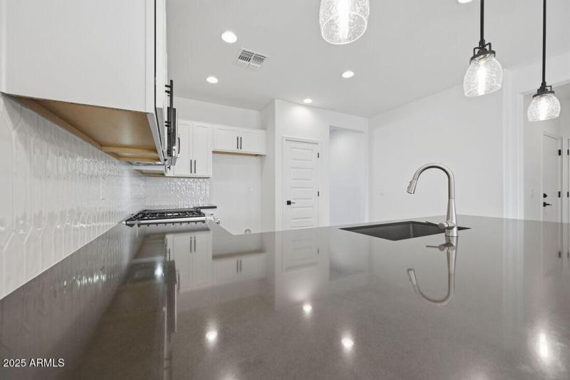 8827 W PASADENA Avenue - Ready Now!