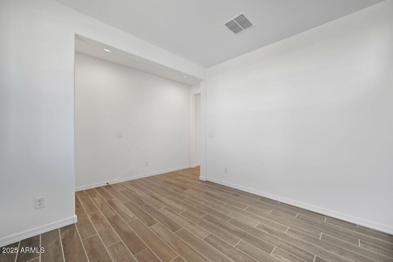 8827 W PASADENA Avenue - Ready Now!