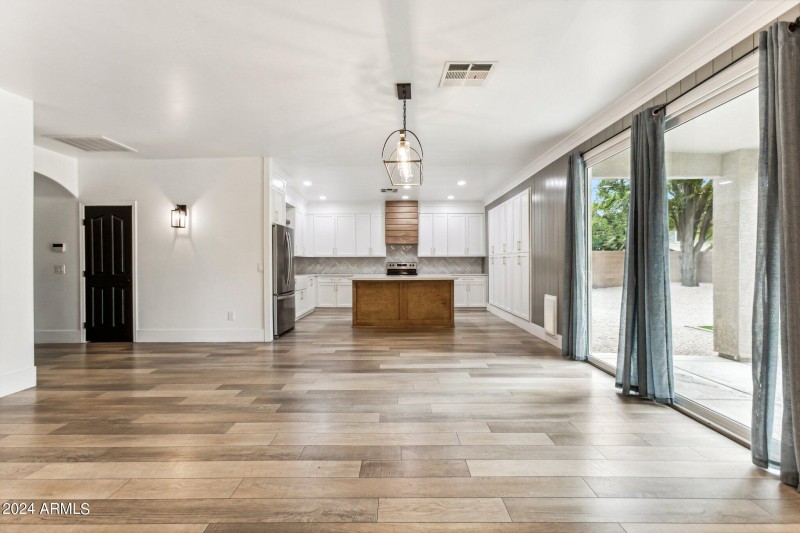 Dining Area to Kitchen2