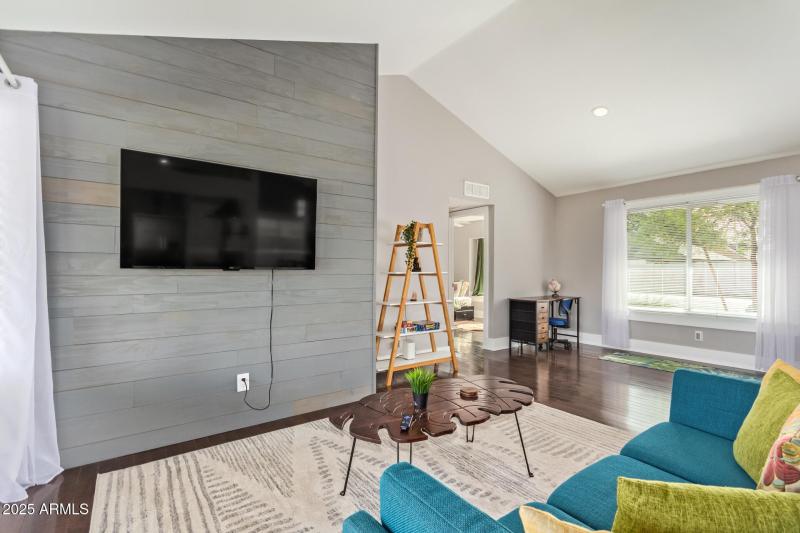 Wickieup desk corner