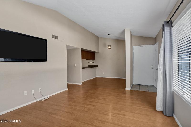 1402 E Guadalupe Rd-5