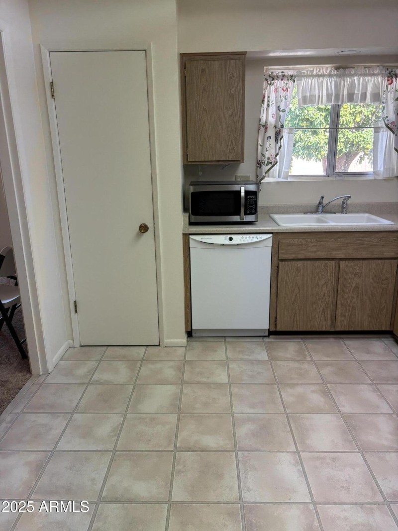 Kitchen sink & dishwasher