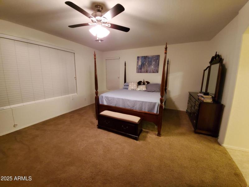 Primary bedroom wiht king bed