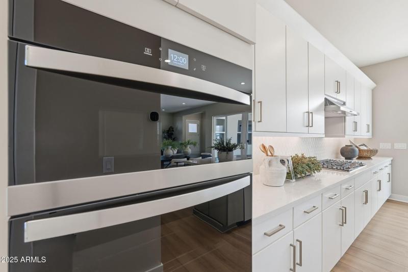 Kitchen W SS Appliances