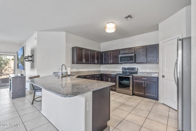 Kitchen with breakfast bar