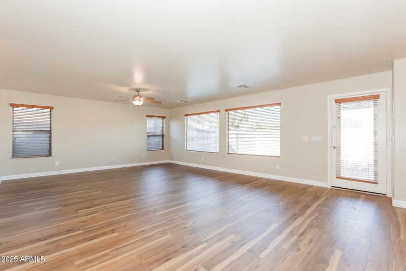 5-photo-Living-Room-56ff5bef-6ab3-45ab-8