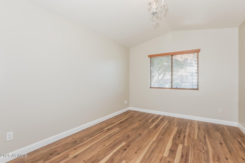 15-photo-Bedroom-1fc8cd57-d186-4521-9038