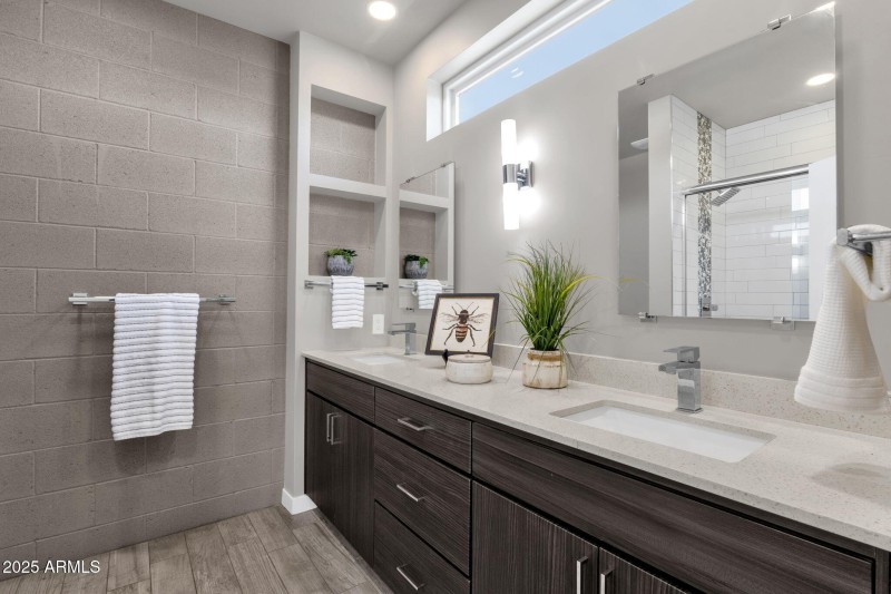 36-web-or-mls-2727-e-thomas-rd-9