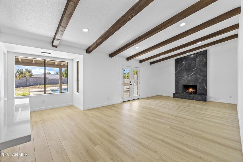 greatroom w fireplace