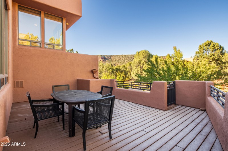 DINING & LOUNGING DECK