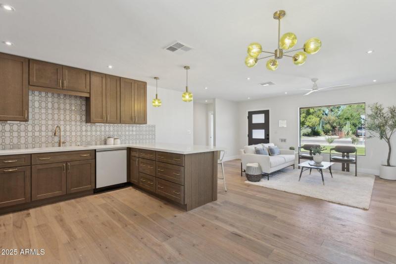 13-web-or-mls-1707-e-pinchot-ave