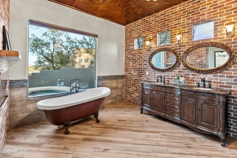 clawfoot-tub-bathroom-dual-vanities