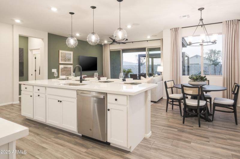 KITCHEN / GREAT ROOM