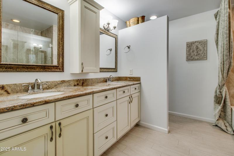 Primary Bath w / Dual Vanity