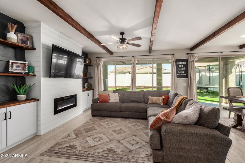 Built-in electric fireplace