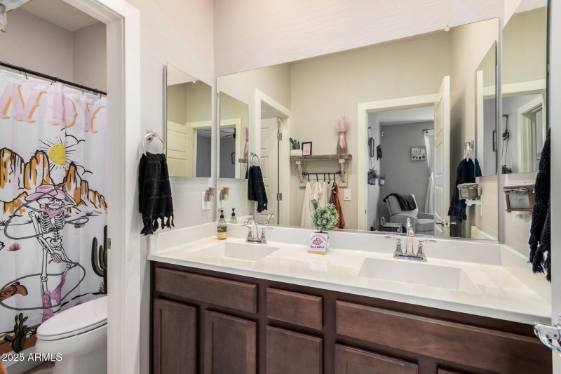 Hall bath with dual sinks