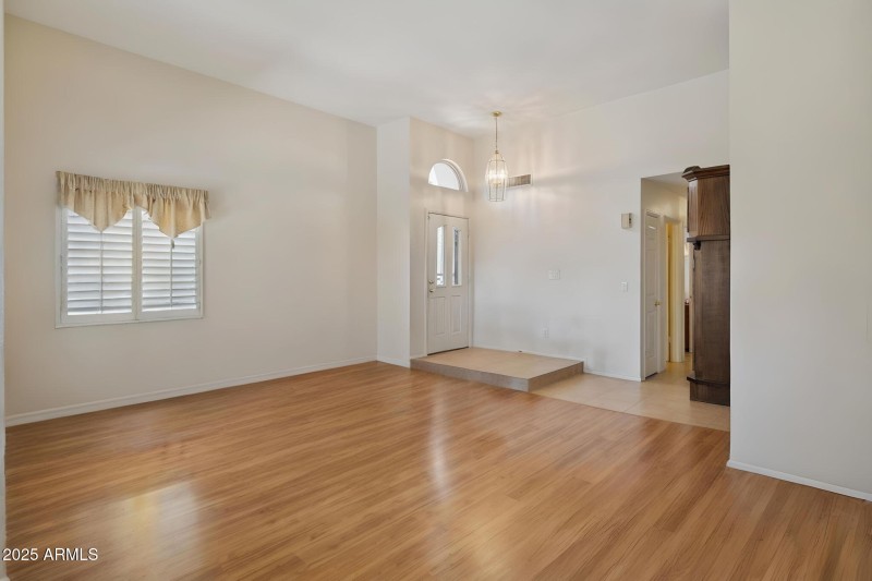 10-web-or-mls-9125-e-captain-dreyfus-ave