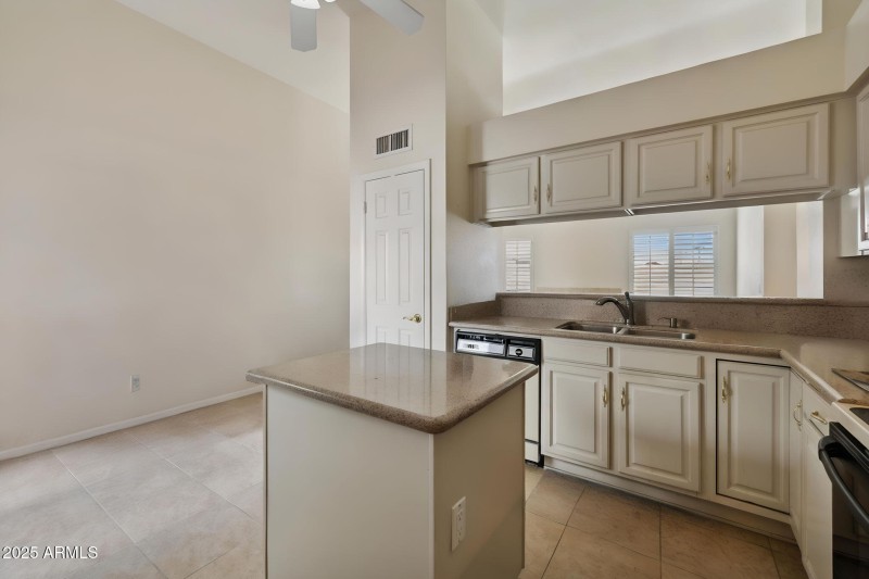 21-web-or-mls-9125-e-captain-dreyfus-ave