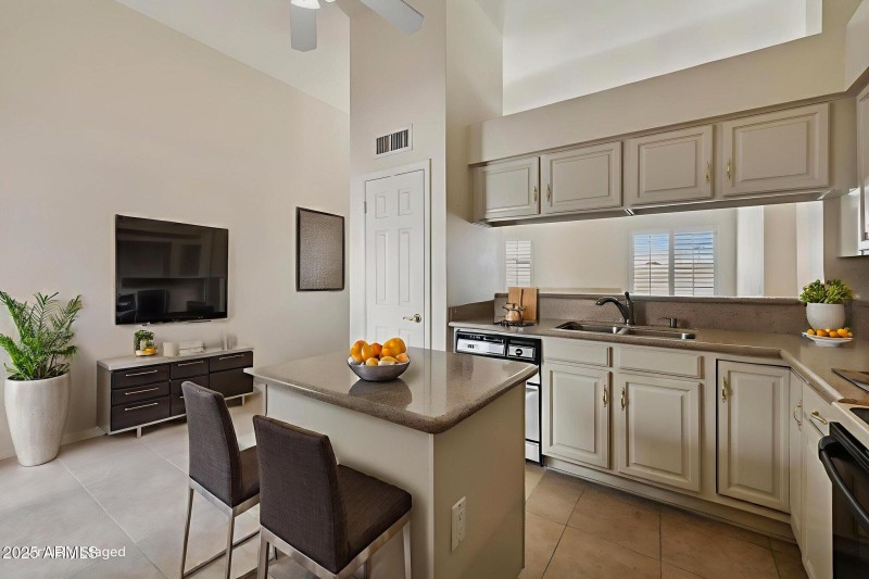 22-web-or-mls-9125-e-captain-dreyfus-ave