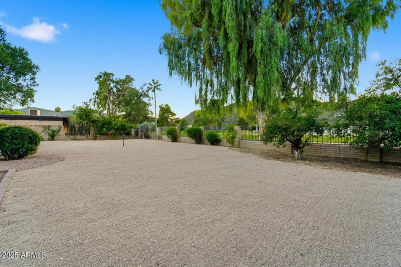 722 W Moon Valley Dr-44