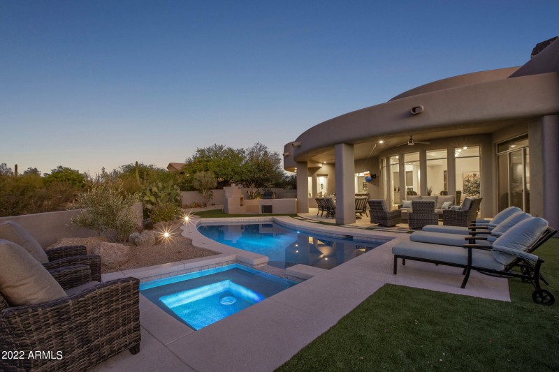 Gorgeous Turf, Hot Tub and Heated Pool