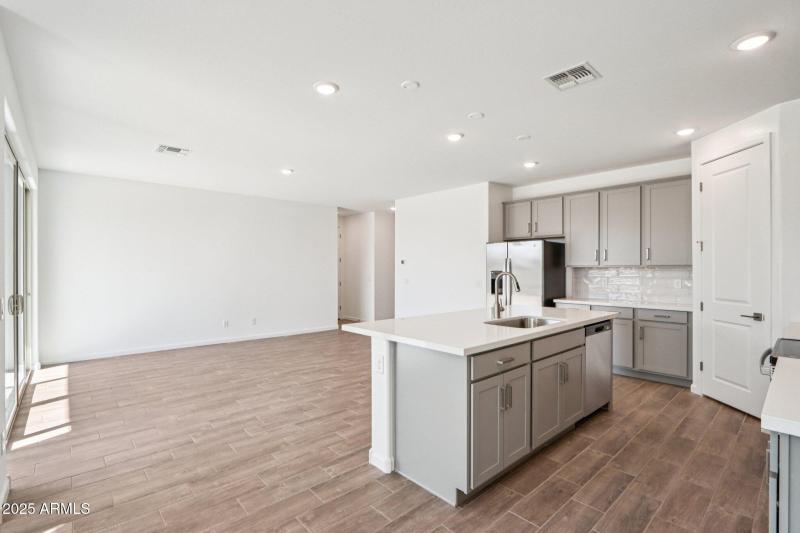 11-web-or-mls-W Camden Ave-S0711-011