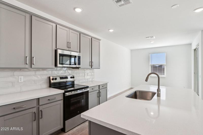 13-web-or-mls-W Camden Ave-S0711-013