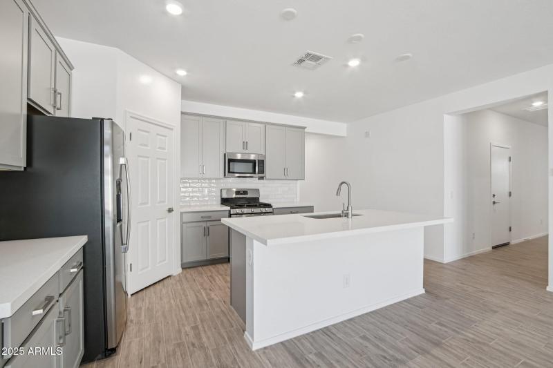 10-web-or-mls-W Mellen Ln-S3009-010