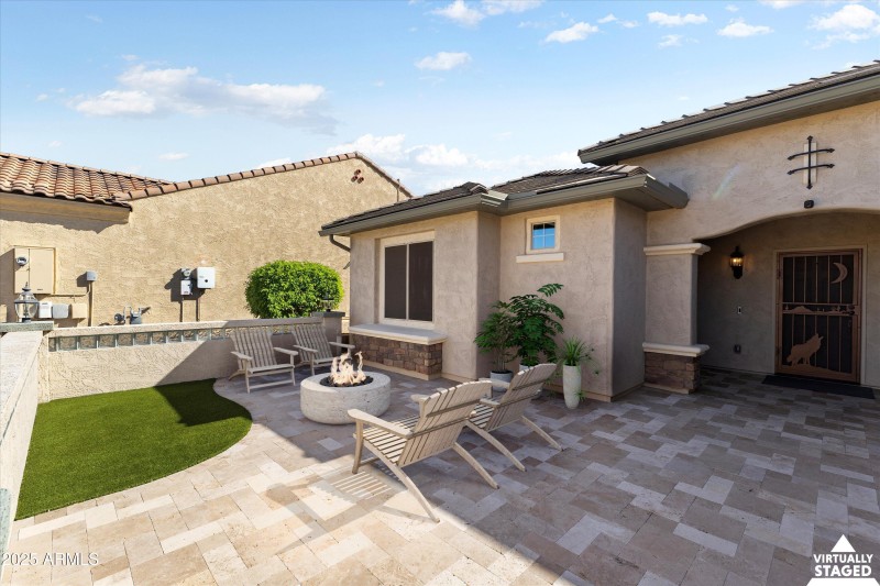 06-Courtyard - Staged