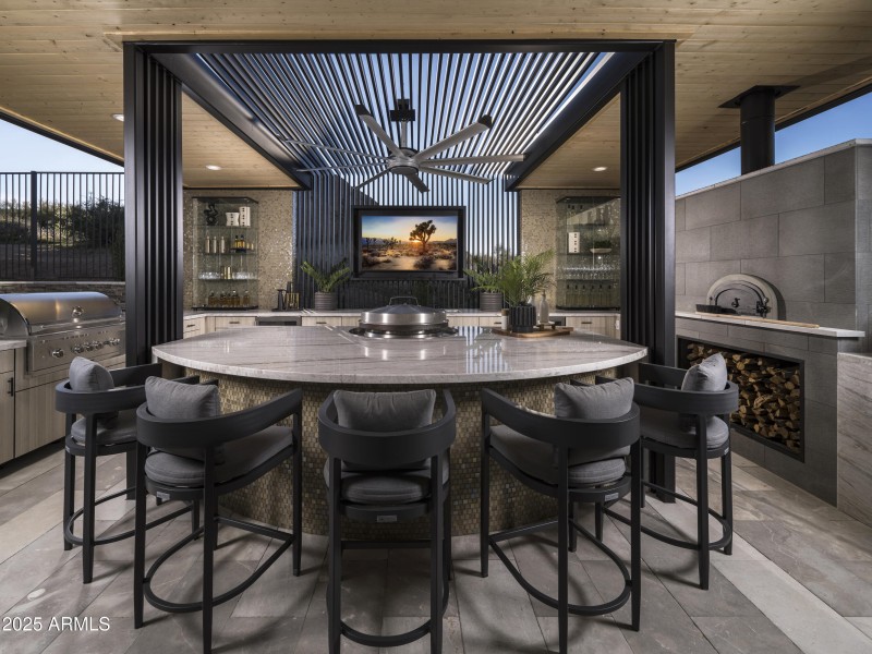 Outdoor Kitchen W Seating