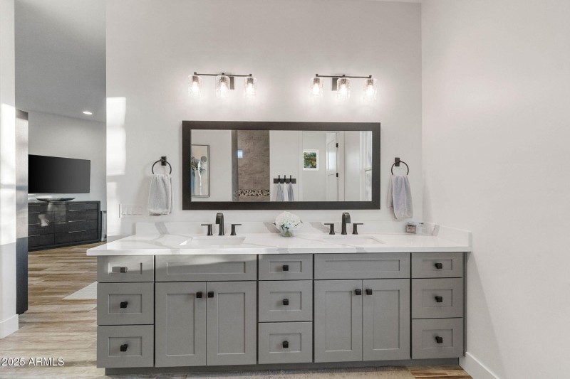 32-Primary Bathroom (4)