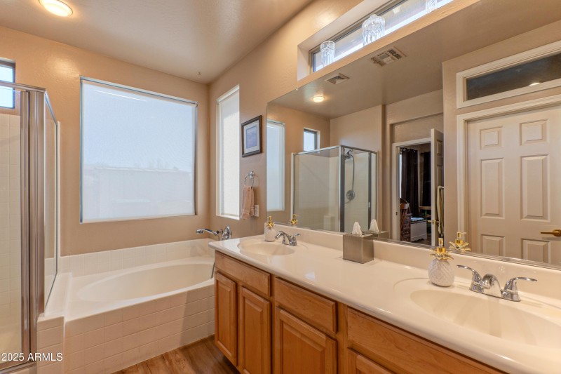 Primary bath with dual sinks