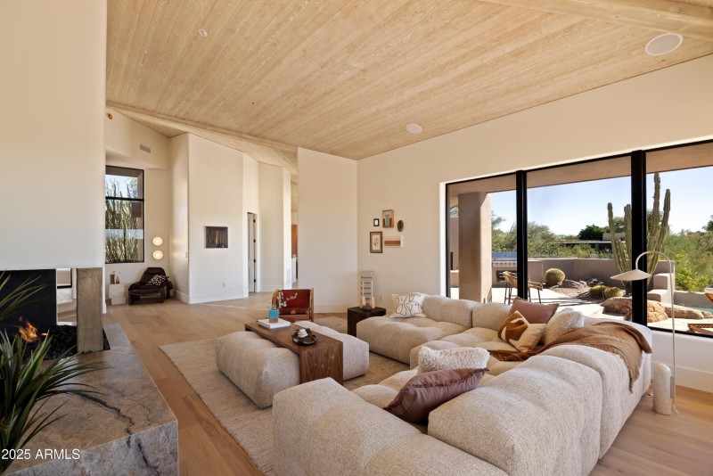 008_Family Room to Exterior