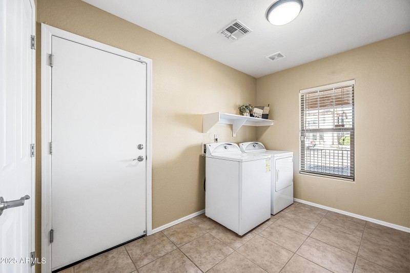 WASHER/DRYER INCLUDED!