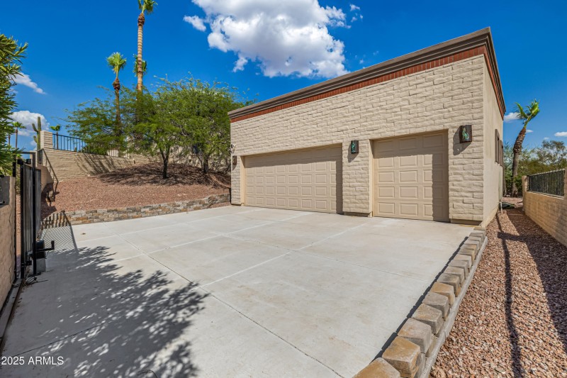 16557 E Nicklaus Dr Additional 3 Car Gar