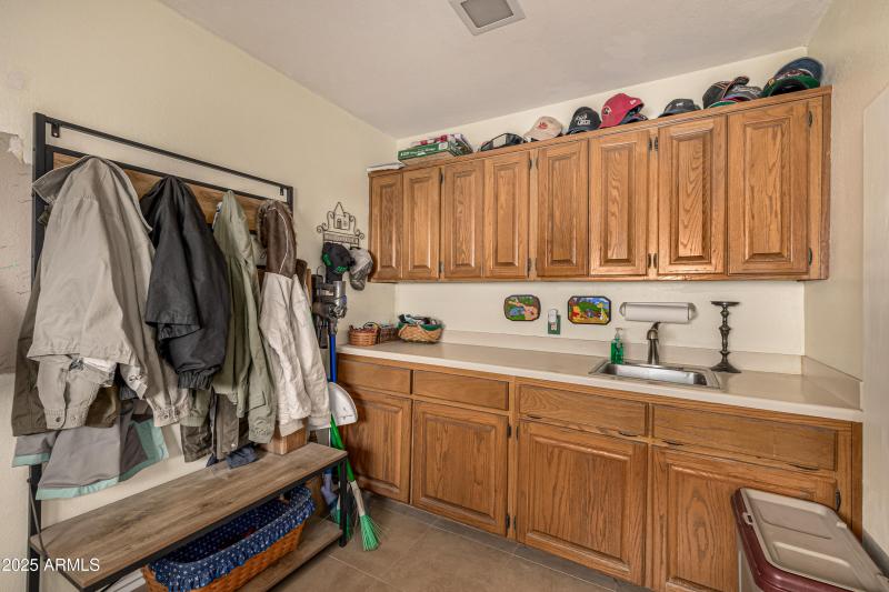 16557 E Nicklaus Dr Laundry : Mud Room