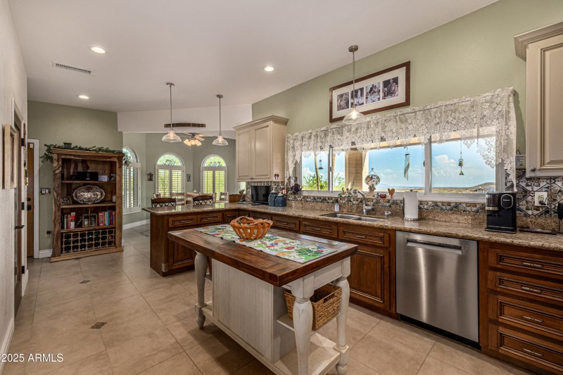 16557 E Nicklaus Dr Kitchen