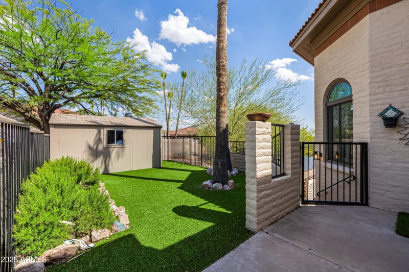 16557 E Nicklaus Dr Side Dog Run & Stora