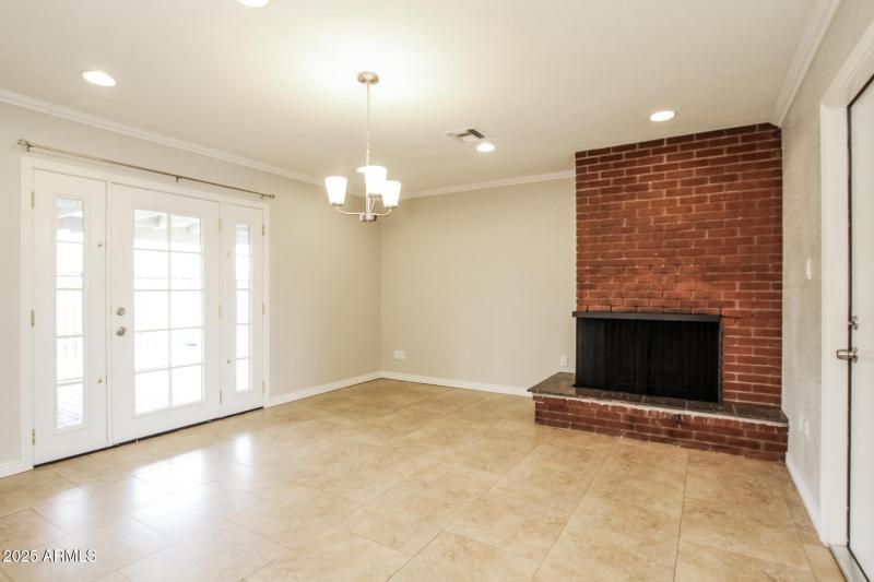 004-photo-dining-room-13609758