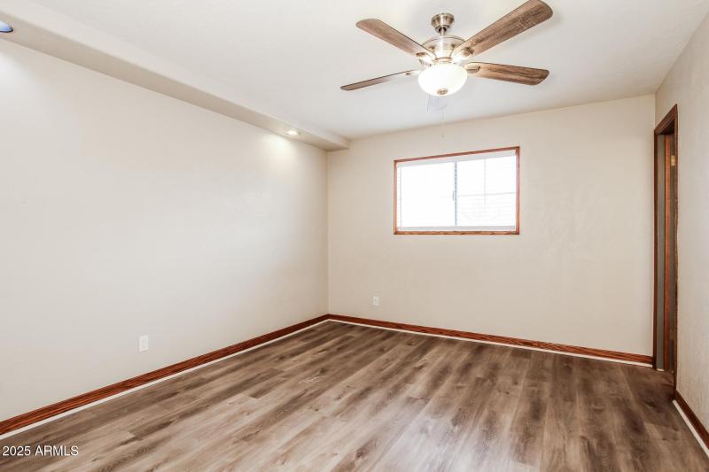 008-photo-main-bedroom-13609760