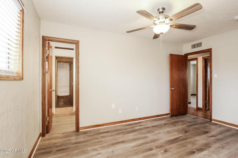 009-photo-main-bedroom-13609761