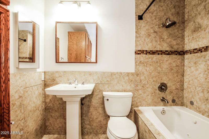 010-photo-main-bathroom-13609748