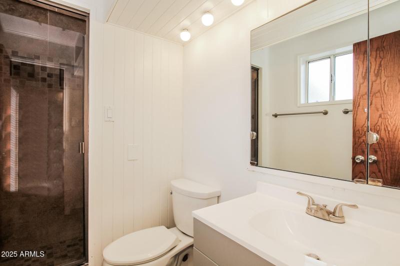 013-photo-bathroom-13609747