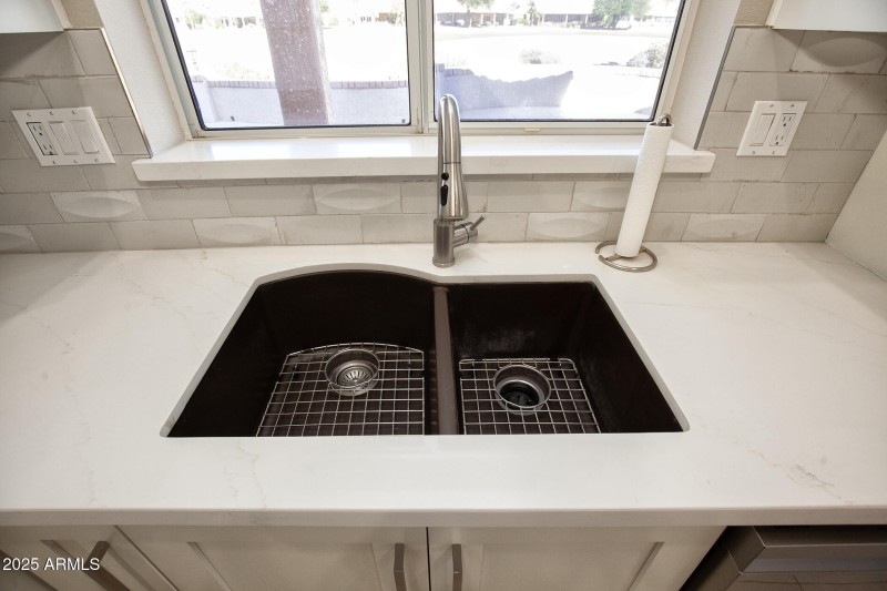 052_14416WRobertsonDr