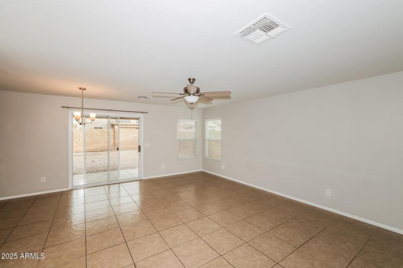 003-photo-living-room-13327391