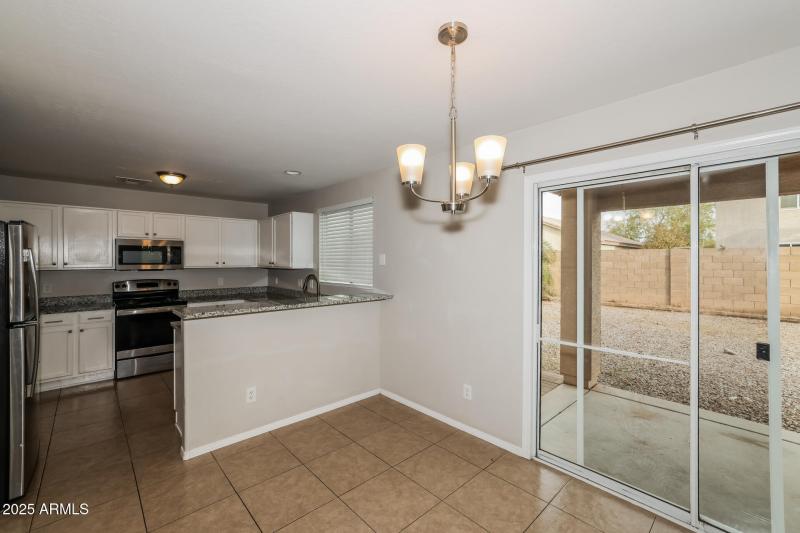 006-photo-dining-room-13327396