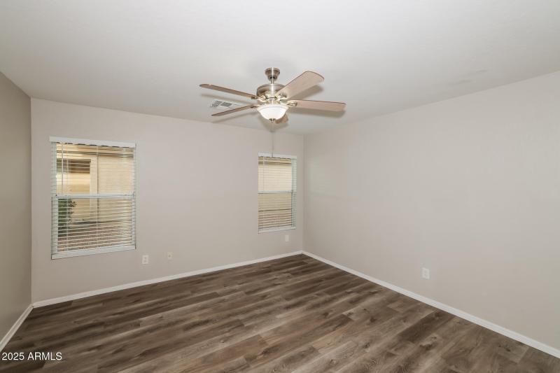 010-photo-main-bedroom-13327397