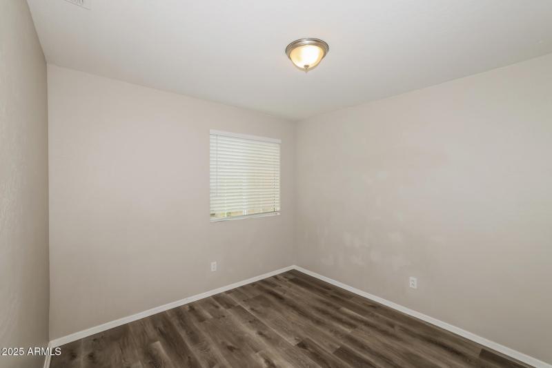 012-photo-bedroom-13327387