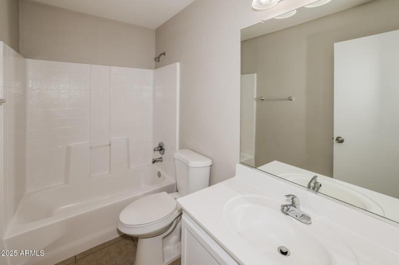 015-photo-bathroom-13327386